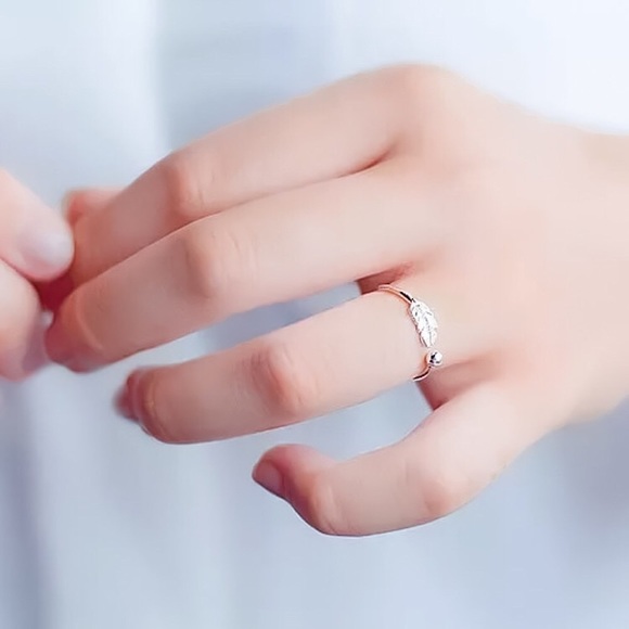 ⚜️[𝟯/$𝟭𝟴]⚜️NEW Feather Silver Delicate Adjustable Ring - Picture 2 of 8